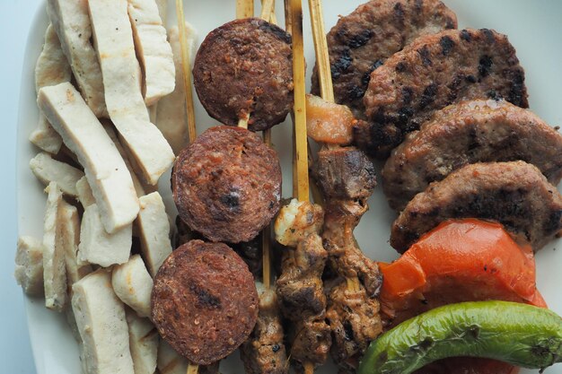 Foto cibo di carne turco tradizionale kebab con insalata su un piatto