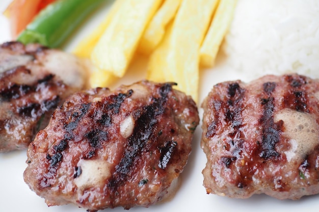 Kebab traditioneel Turks vlees eten met salade op een bord