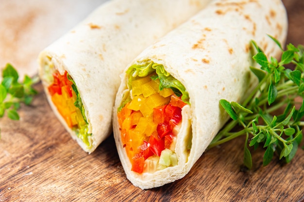 Photo kebab vegetable taco tortilla wrap vegetarian food burrito veganfajita shawarma pita meal food