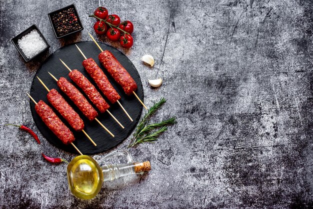 Photo a kebab with a bottle of olive oil on the side.