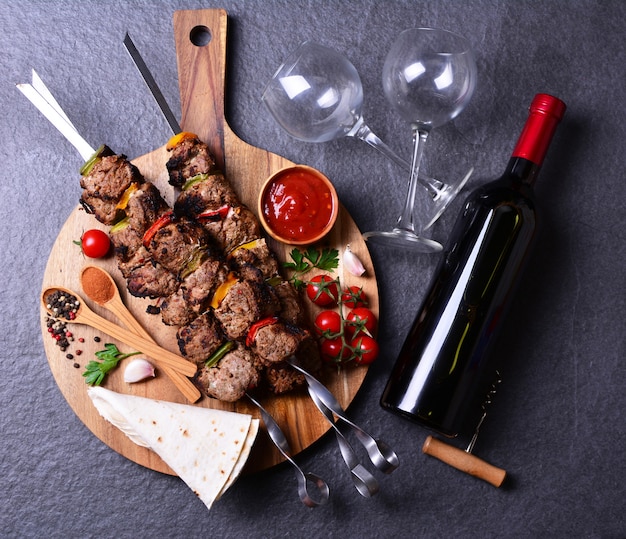 Kebab con vino spezie e verdure