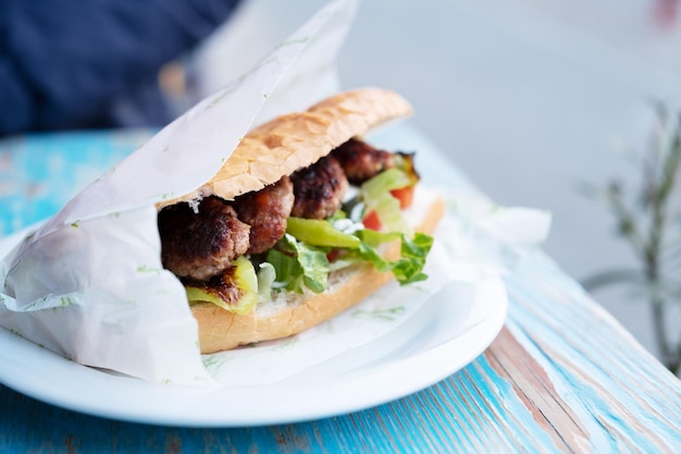 Kebabhamburger op café tafel Street junk ongezond voedsel concept Copyspace