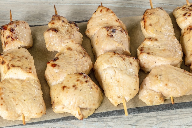 Kebab di tacchino sul banco di pietra nera. vista del primo piano