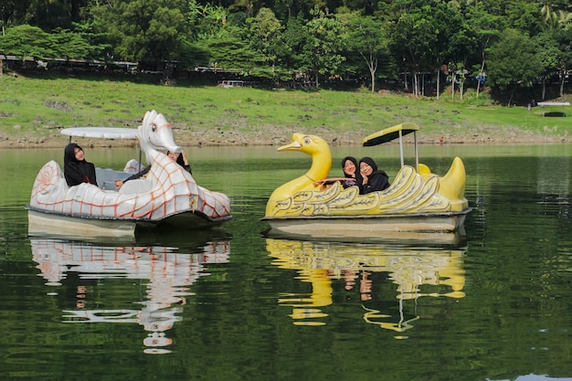 Kebumen juli 2022 Toeristen varen op een eendvormige boot op een prachtig meer