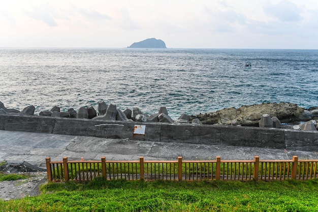 Keelung City Taiwan SEP 14 2019 Schip op zee achtergrond is keelung eilandje