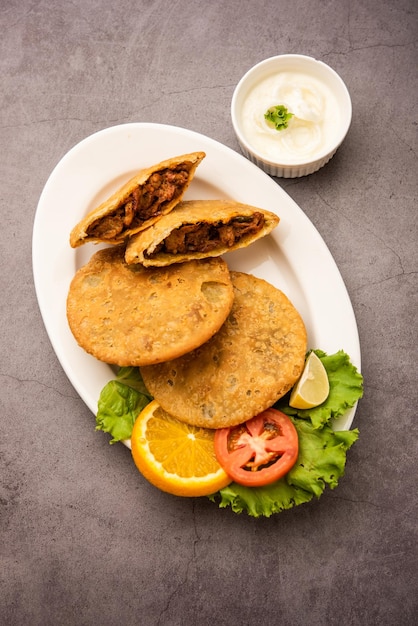 キーマカチョリは、人気のあるインド料理またはパキスタン料理のフワフワしたサクサクしたおいしいスナックで、カスタキーマカチャウリとしても知られています。