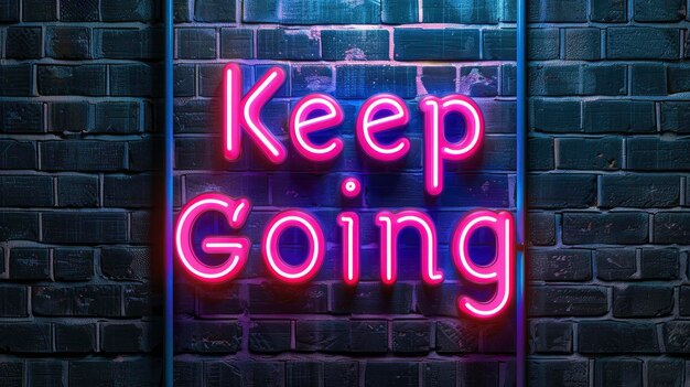 Keep going in neon lettering gemonteerd op een rustieke bakstenen muur achtergrond dienend als een constante herinnering aan doorzettingsvermogen en vastberadenheid