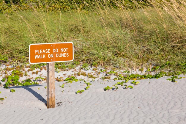 플로리다에서 모래 언덕 표지판을 유지