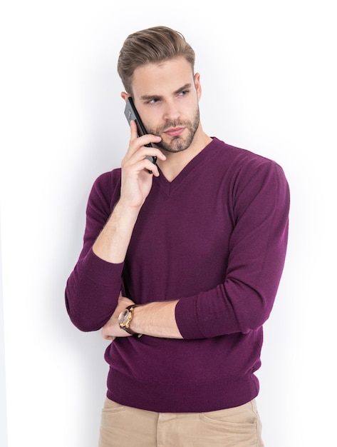 Оставайтесь на связи Серьезный мужчина разговаривает по мобильному телефону Делая телефонный звонок Телефонный звонок Звонящее устройство