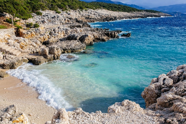 Kefalonia-eiland met zonneschijn en heldere hemel