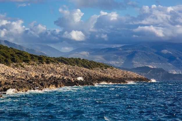 Kefalonia-eiland met zonneschijn en heldere hemel