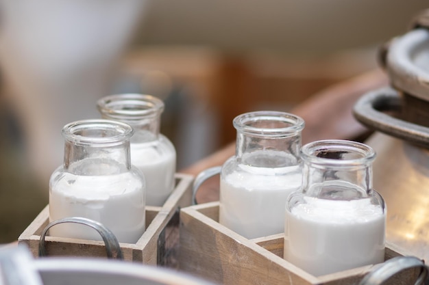 병에 있는 케피르 농장에서 유리로 된 유제품 유리로 된 우유 유기 영양 건강한 음식