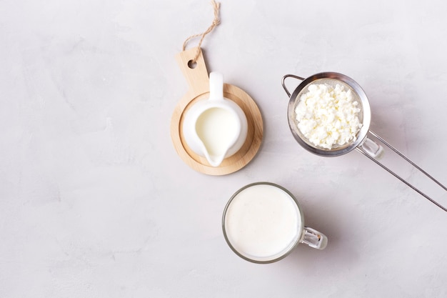 Photo kefir fermented milk drink with kefir grains.