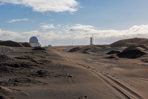 Photo keflavik air station, former nato military facility in iceland close to black sand beach was used by intelligence group. icelandic country was functioning as one european alliance base.