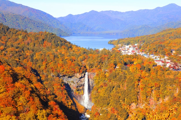 Kegon-dalingen en Chuzenji-meer in Autumn Season, Nikko, Japan.