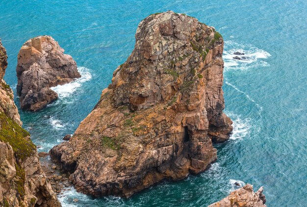 Keien dichtbij kust. Atlantische Oceaan kust. Uitzicht vanaf Kaap Roca (Cabo da Roca), Portugal.