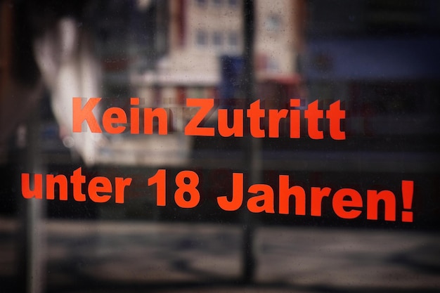 Kein Zutritt unter 18 Jahren は、ドイツ語で 18 歳未満は立ち入り禁止と訳されています