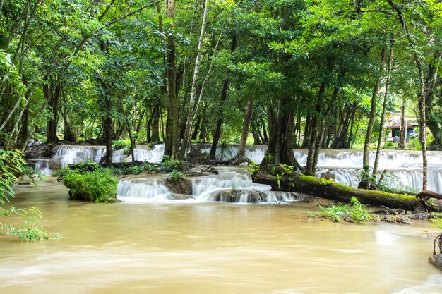 Keingkraviawaterval bij sangkhlaburi Kanjanaburi Thailand