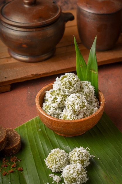 kelepon is een Indonesische traditionele zoete snack gemaakt van kleefrijst heeft de vorm van een kleine bal