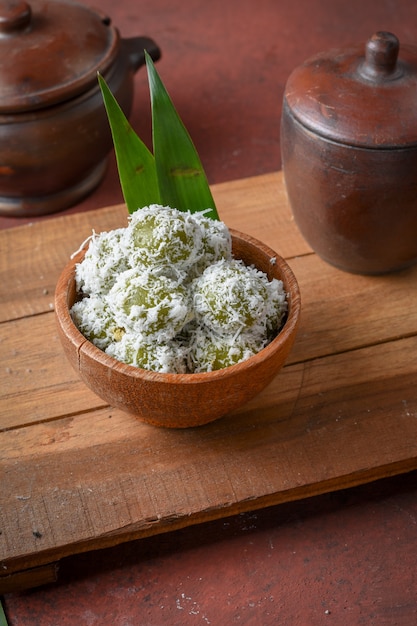 kelepon is een Indonesische traditionele zoete snack gemaakt van kleefrijst heeft de vorm van een kleine bal