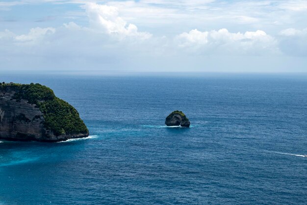 ケリンキング ビーチは、インドネシアのバリ島に近い素晴らしいヌサ ペニダ島の一部です。