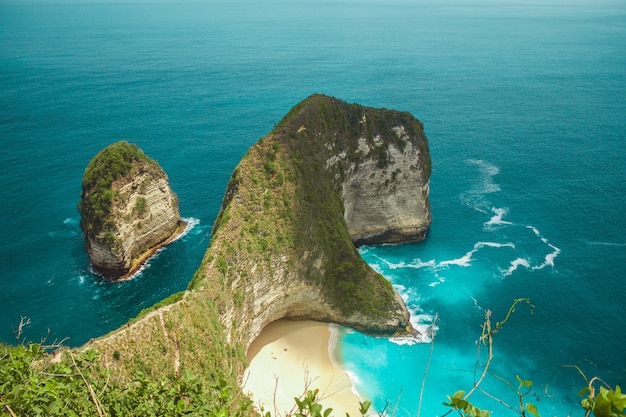 Kelingking 해변 Nusa Penida 섬 발리 근처 인도네시아 바다의 절벽 열대 낙원