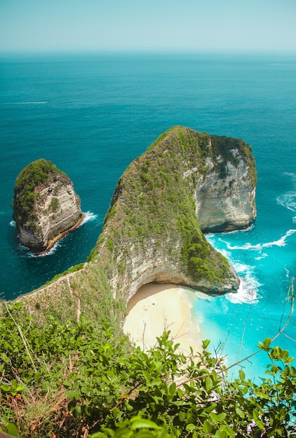 Kelingking 해변 Nusa Penida 섬 발리 근처 인도네시아 바다의 절벽 열대 낙원