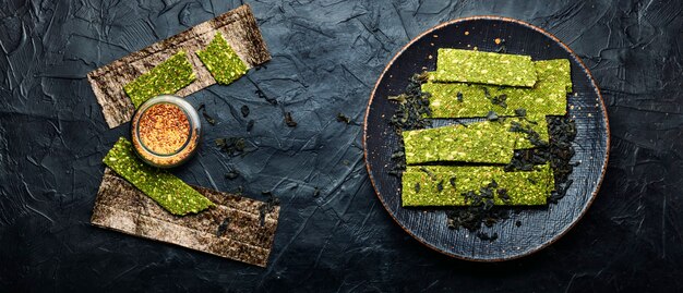 Kelp en spirulina chips, krokant zeewier