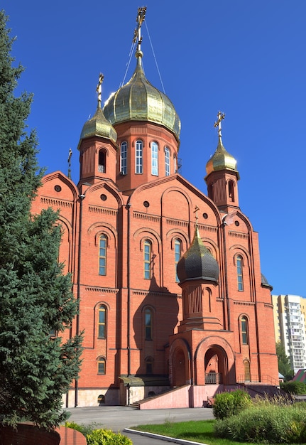 Kemerovo, 시베리아, Russia-09.01.2021: 푸른 하늘 아래 십자가와 벽돌 성당 정교회.