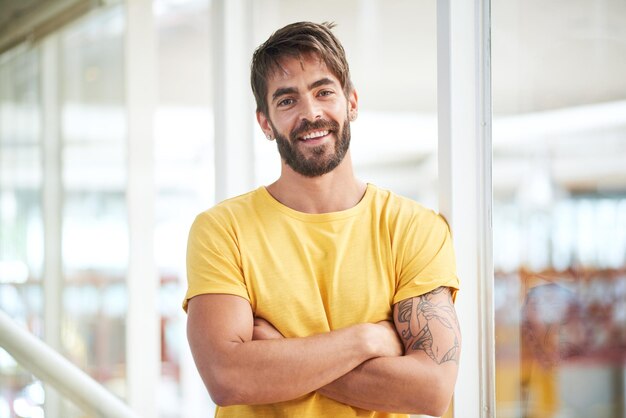 Ken je waarde en niemand kan je overtreffen Portret van een zelfverzekerde jonge zakenman die in een modern kantoor werkt