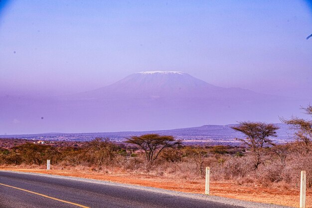 Foto kenia landschappen van de slapende vulkaan mount kilimanjaro in de kilimanjaro-regio van tanzania