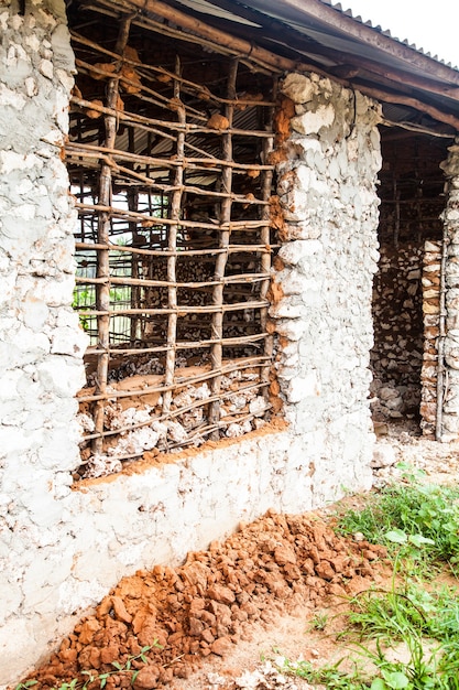 Kenia, Malindi-stad. Detail van traditionele techniek voor het bouwen van arme huizen