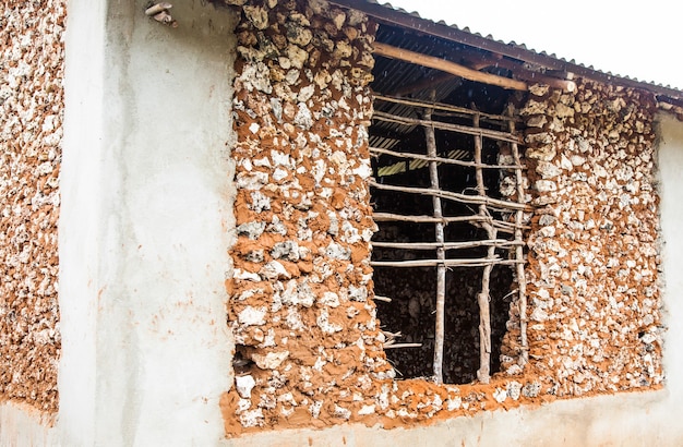 Kenia, Malindi-stad. Detail van traditionele techniek voor het bouwen van arme huizen