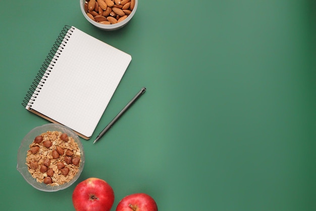 Kenmerken van een gezonde levensstijlvoedsel op groene achtergrond Vlakke weergave van het aantal calorieën met kopieerruimte