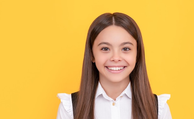 Kennis dag onderwijs concept kind in uniform op gele achtergrond 1 september jeugd kind uiting geven aan emoties vrolijke tiener meisje met lang haar terug naar school