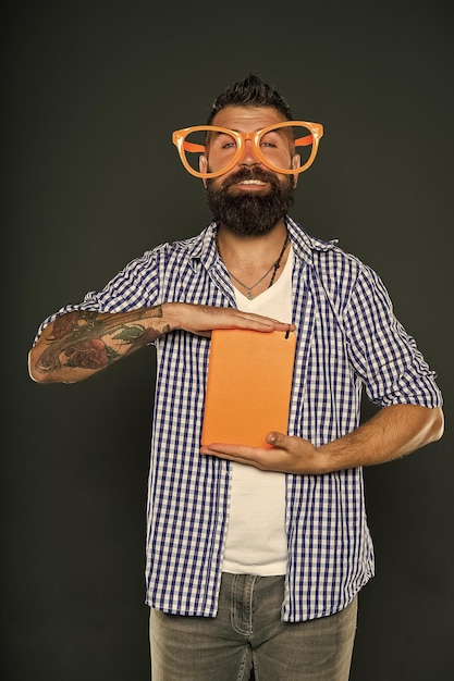 Foto kennis is maar één ding waar ik om geef studie nerd met boek bebaarde man in feestbril met lesboek boek nerd met mooie bril universitaire mannelijke student met aantekeningen