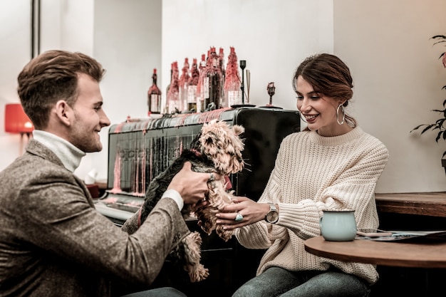 Kennismaken met een nieuw gezinslid. De man die de hond voor zijn partner geeft