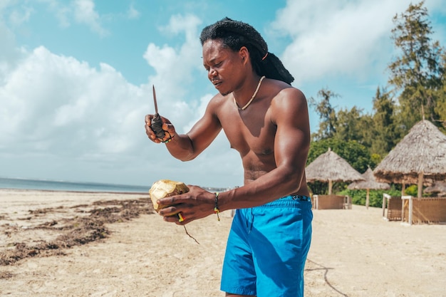 Photo kenyan people with coconut at the beach with typical local clothes