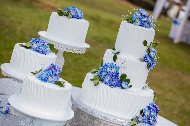 Foto torta nuziale keniana deliciou deliziosa decorazione all'aperto per le celebrazioni della cerimonia