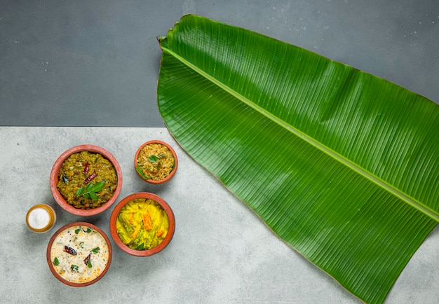 Photo kerala traditional feast side dishes arranged  in a two colour background