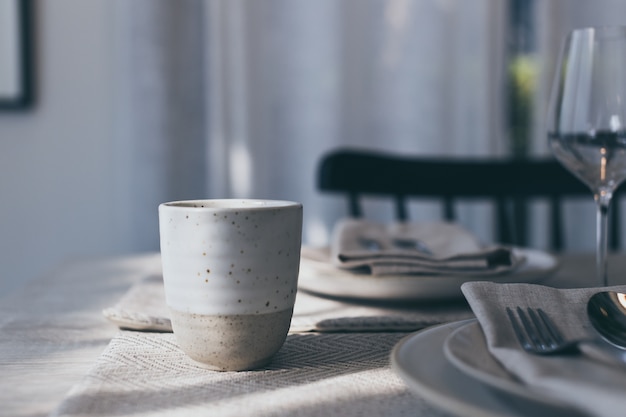 keramiek kopje thee met eethoek op tafel interieur achtergrond