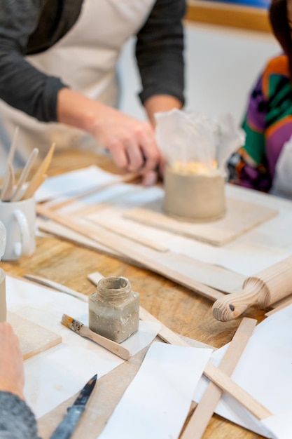 Keramieklassen Vrouwen die in de werkplaats werken