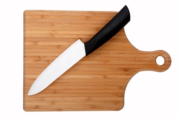 Keramisch mes op keukenbord op witte achtergrond