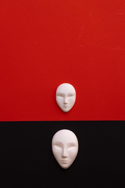Keramisch wit masker op rood zwarte achtergrond