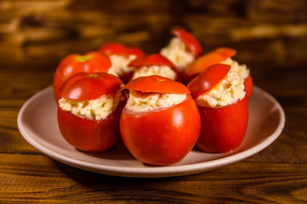 Foto keramische bord met gevulde tomaten op een houten tafel