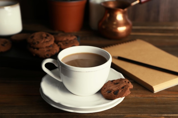 Keramische kop met heerlijke koffie op houten tafel