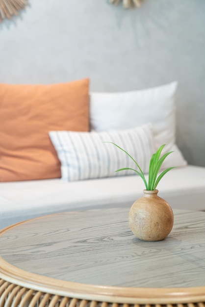 Keramische of porseleinen vaas met plantendecoratie op tafel in woonkamer