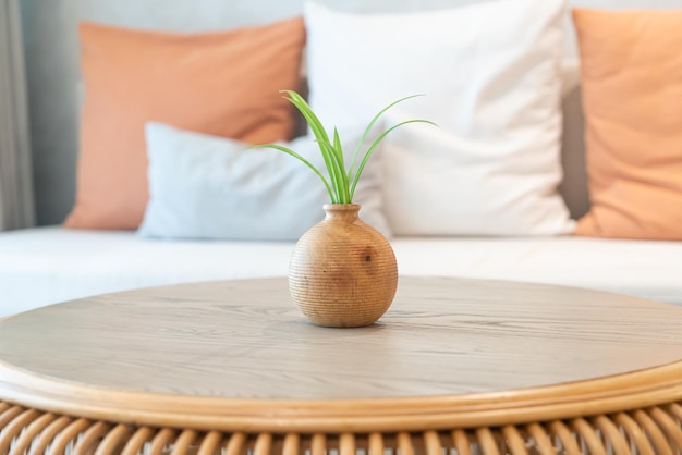 Keramische of porseleinen vaas met plantendecoratie op tafel in woonkamer
