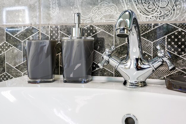 Keramische waterkraan gootsteen met kraan met zeep en shampoo dispensers in dure loft badkamer of keuken