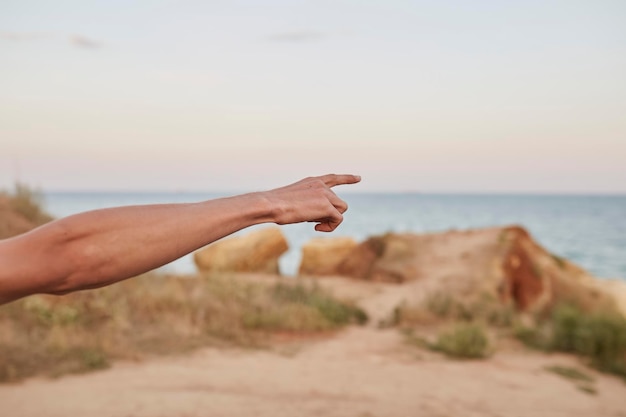 Kerel die vinger voorwaarts gebaar mannenhand toont